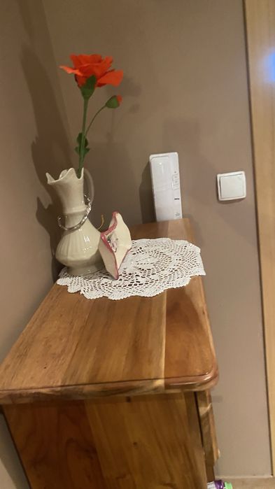 Drewniany stojak / regał na wino z szufladą – lite drewno