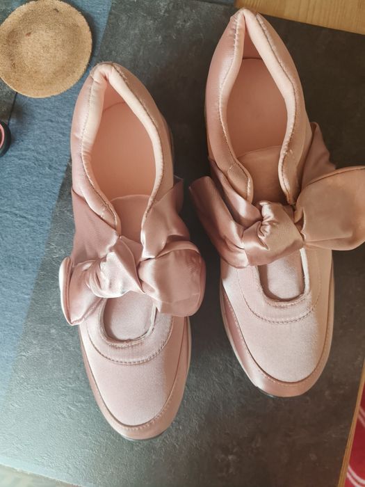 Piękne nowe adidasy w kolorze brudnego różu