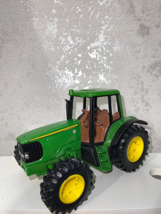 Трактор John Deere