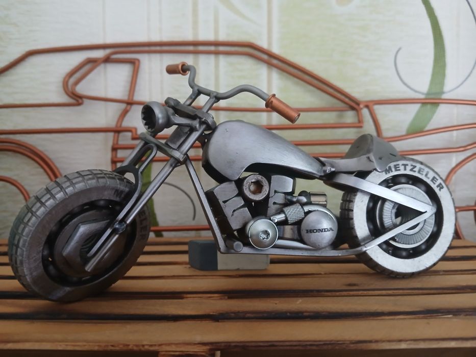 Модель мотоцикла из болтов и гаек