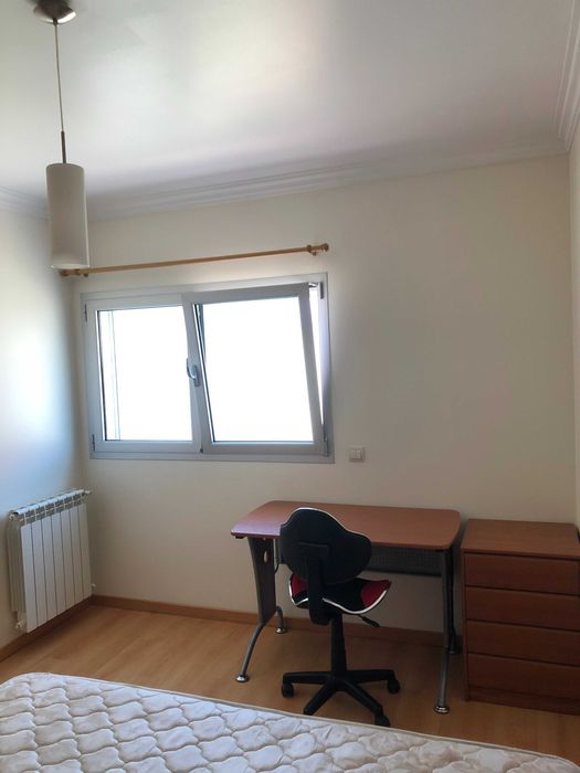 Aluga-se quarto a estudante - junto ao IPL.