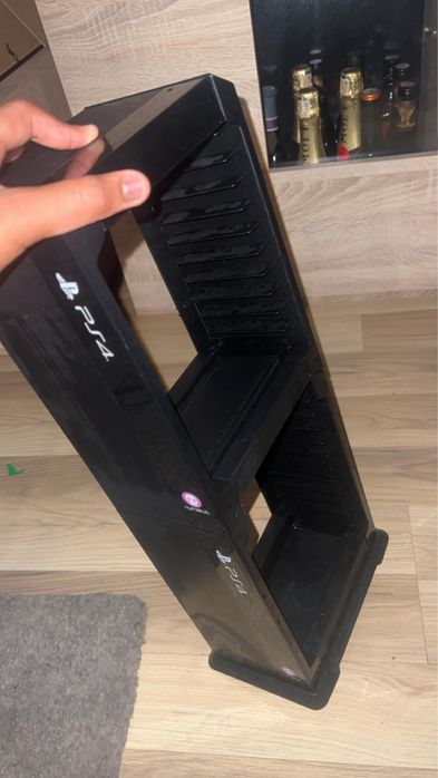 Prateleira de jogos com jogos incluidos