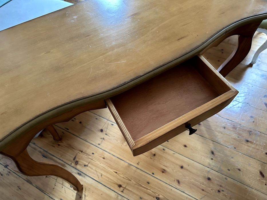 Mesa de madeira vintage com gaveta — excelente estado