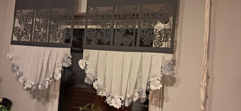 Ażurowe krótkie firanki panelowe z falbaną