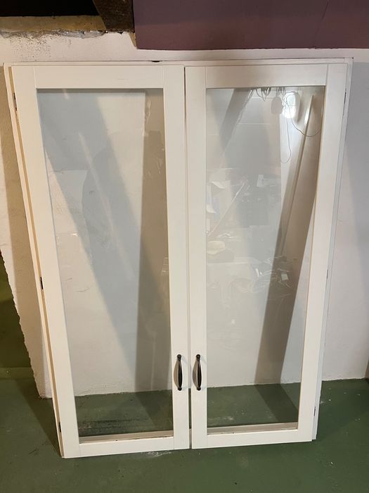 Szklane drzwiczki z ramą