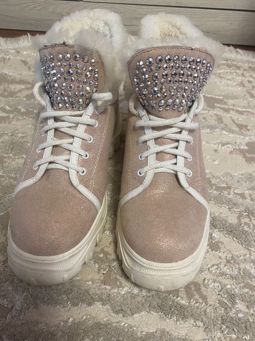 Взуття зима дуже зручні стан нових розмір 36 не промокають теплі