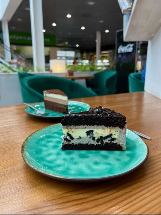 Стільці зелені з тканини агтикіготь. Ідеальний стан