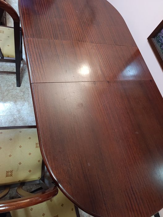 Mesa de jantar extensível em madeira com 4 cadeiras 

Vendo mesa de jantar em bom estado, com extensão incluída. Ideal para o dia a dia e t