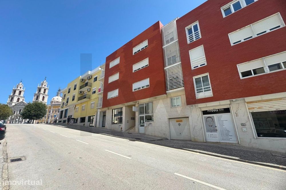 Apartamento T2 com 75m2, lugar de parqueamento coberto e arrecadação a