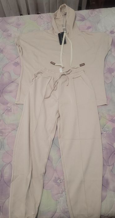 Conjunto feminino bege comfy (hoodie c/ capuz + calças jogger) – novo