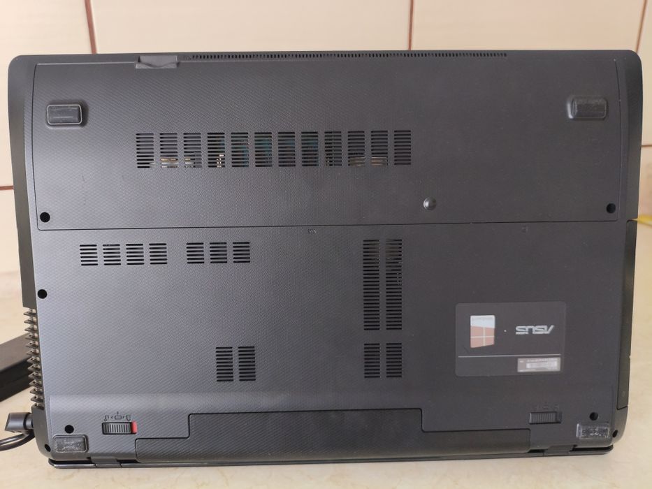 Uszkodzony laptop Asus R704V Series