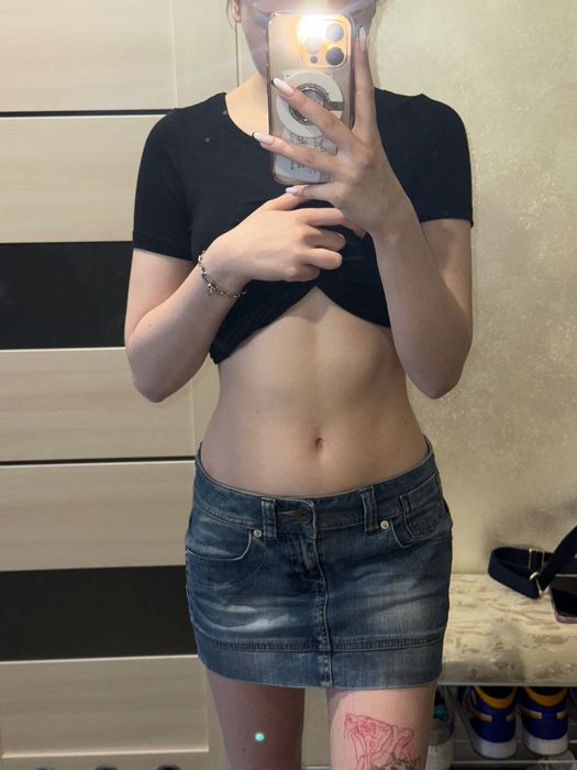 Коротка спідниця на низькій посадці