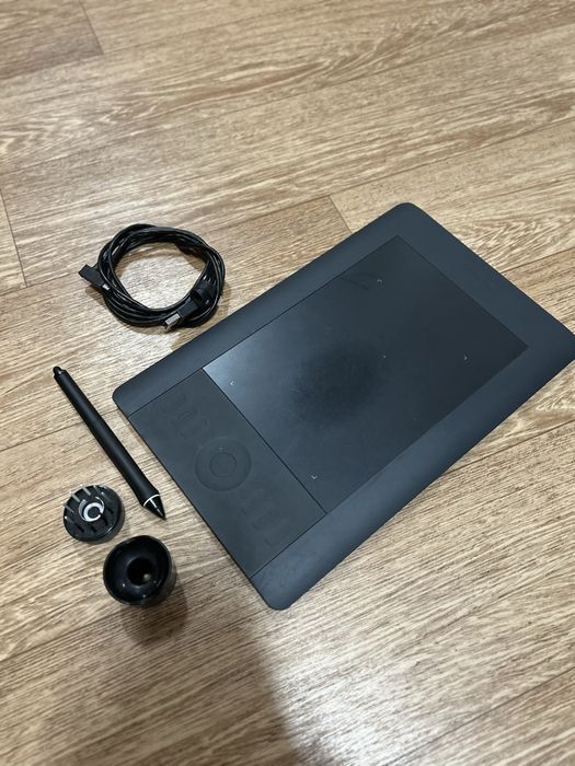 Графічний планшет Wacom Intuos S PTH-450