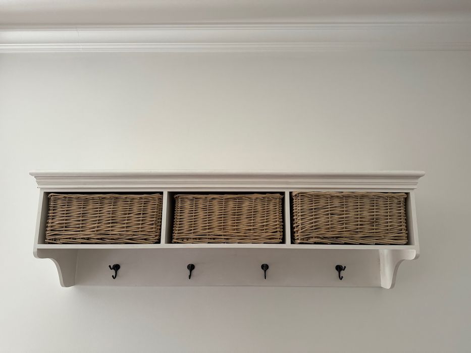 Biała półka z drewna