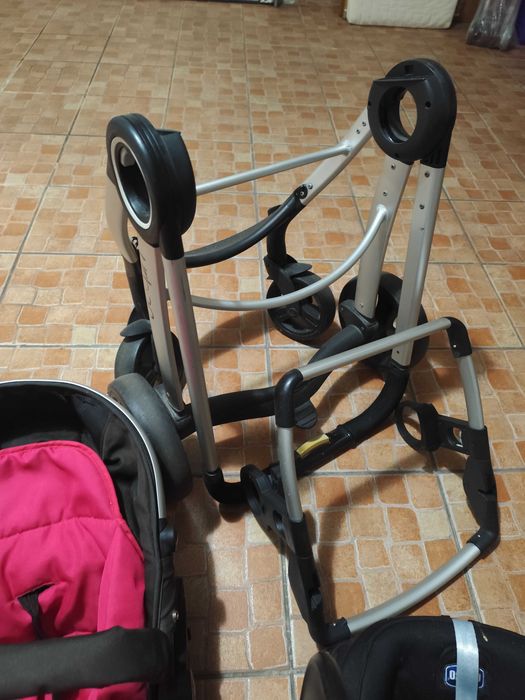 conjunto Chicco com estrutura de carrinho + 1ovos/cadeiras auto e carrinho bebe (um preto e um rosa).
