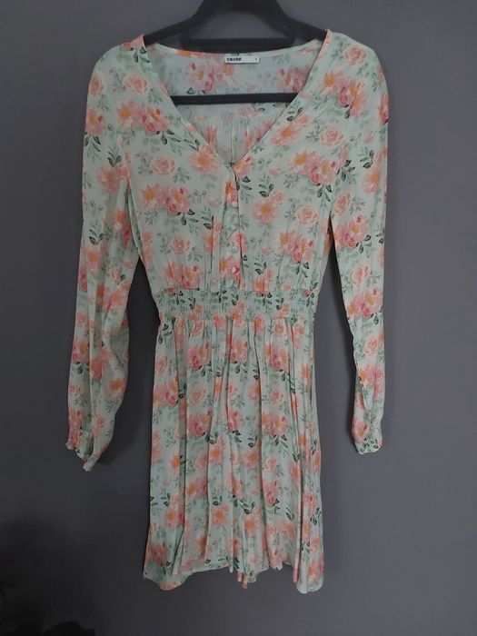 Sukienka w kwiaty, pastelowa