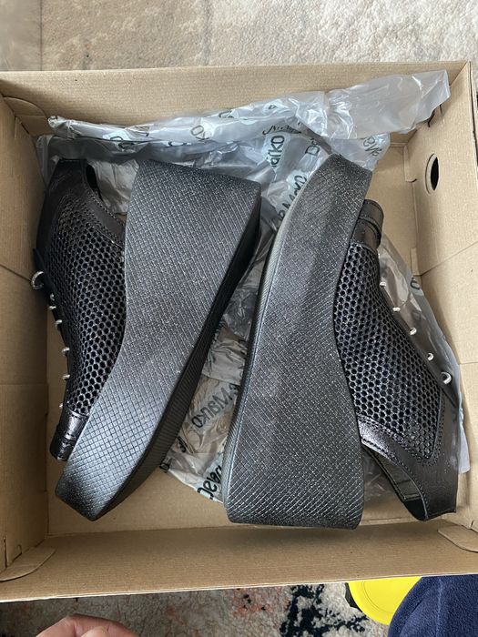 Босоніжки на платформі