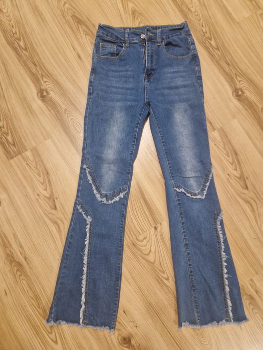 Niebieskie jeansy