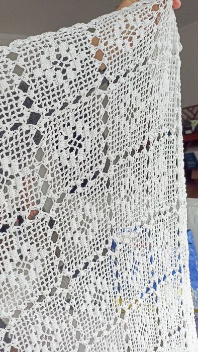 Toalha rectangular branca de crochet em muito bom estado
