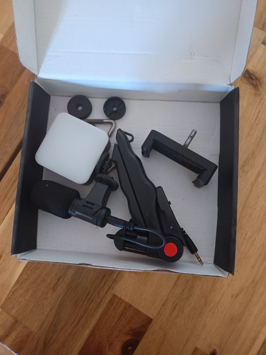 Suporte com microfone e luz para filmagens