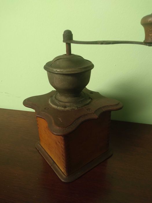 Antyczny Mlynek do kawy H,T, Armin