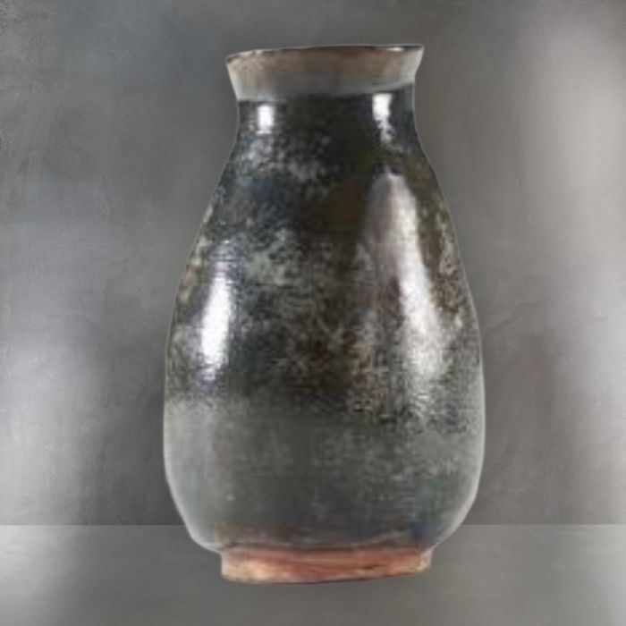 Antiga jarra em barro vidrado .