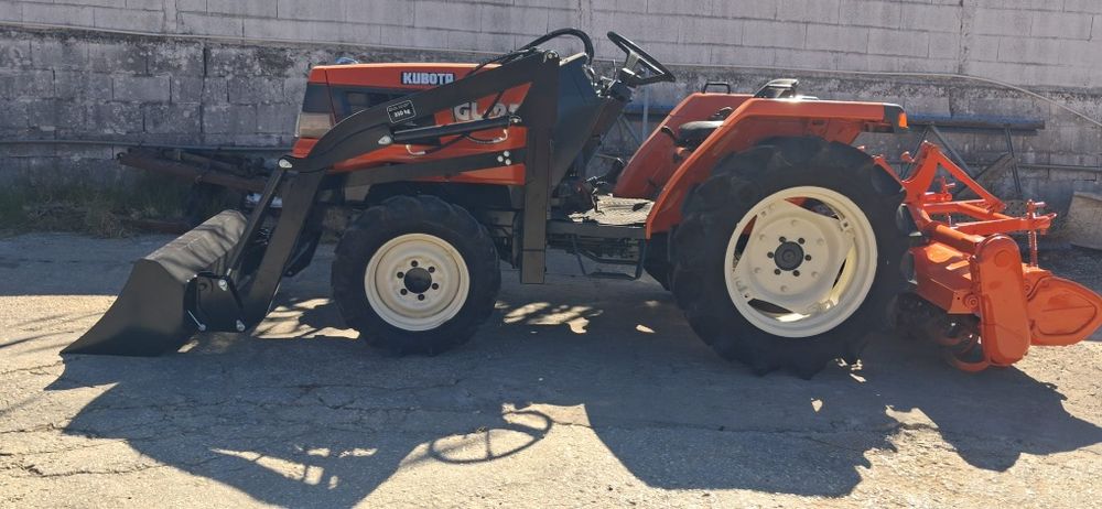 Tratror kubota com carregador frotal