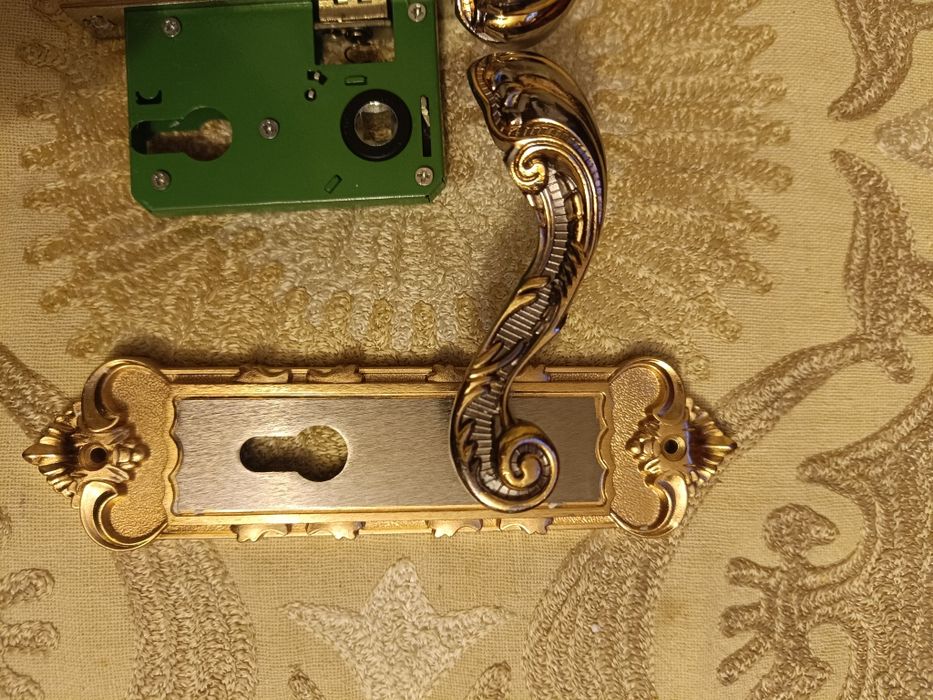 Elegancki zamek mechaniczny drzwiowy w stylu retro