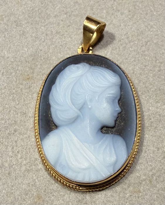 Medalha "camafeu" em ouro 19k