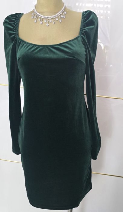Piękna welurowa sukienka  butelkowa zieleń,odkryte plecy; uni SML