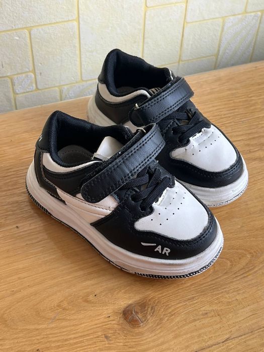 Кросівки та Хайтопи