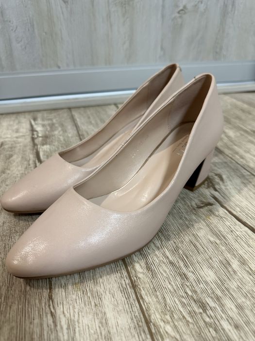 Туфлі чорні. Туфлі беж.