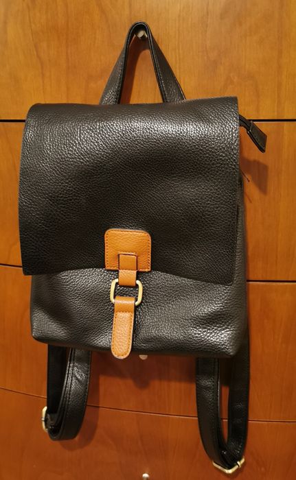 Mochila preta em pele