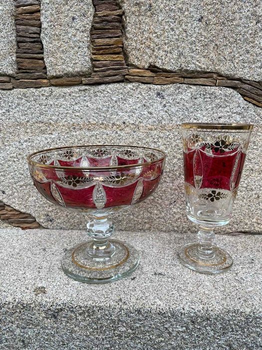 Par de Peças em Cristal Boémio "Ruby Flashing" — Fruteira e Cálice, Decoração Floral Dourada