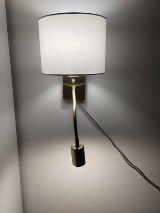 Lampka nocna z funkcją lampki do czytania.