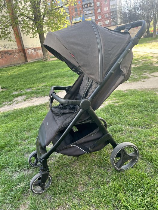 Прогулочна коляска