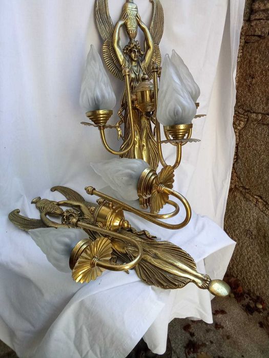 Par de Apliques de Parede em Latão Dourado — Estilo Império, com Tulipas de Vidro