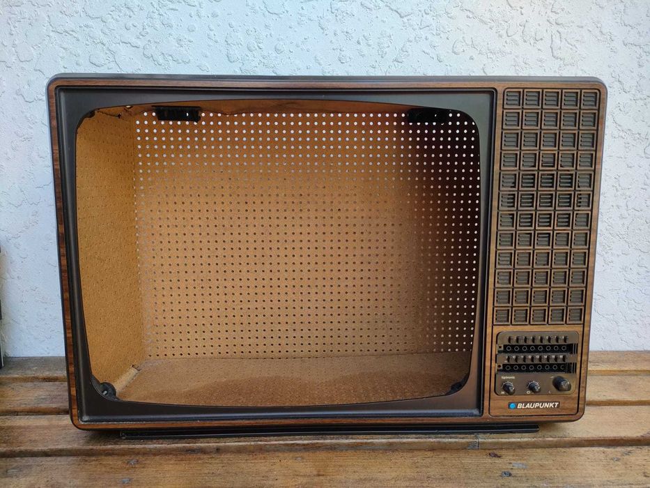 Mesa de Cabeceira (TV antiga adaptada)