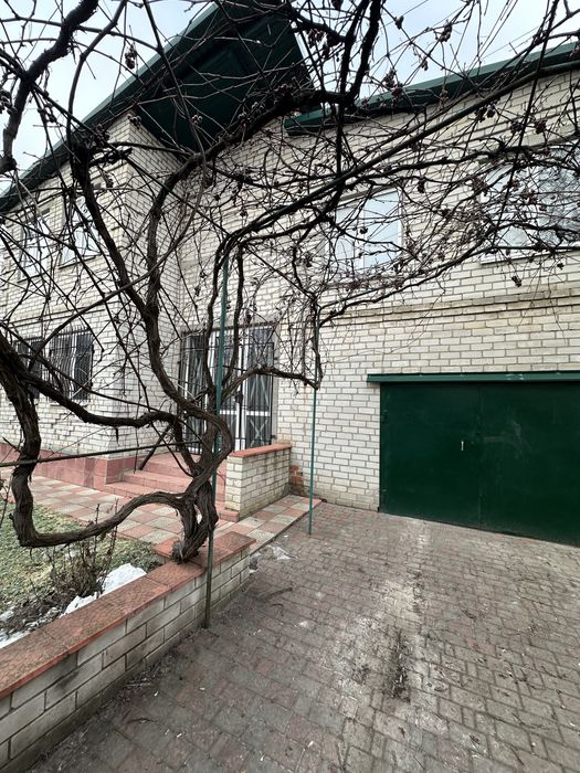 Продам двоповерховий житловий будинок у м. Лозова