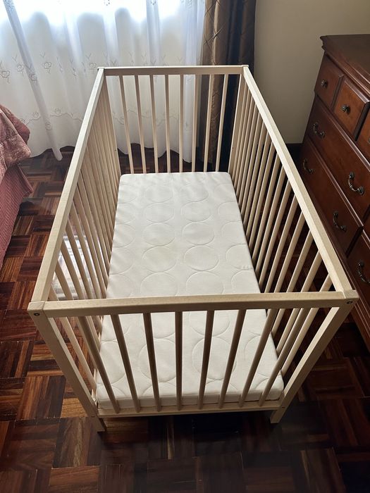 Cama e colchão IKEA