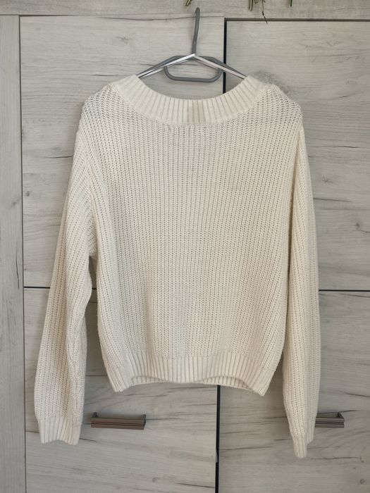 Biały sweterek kremowy z dekoltem w serek