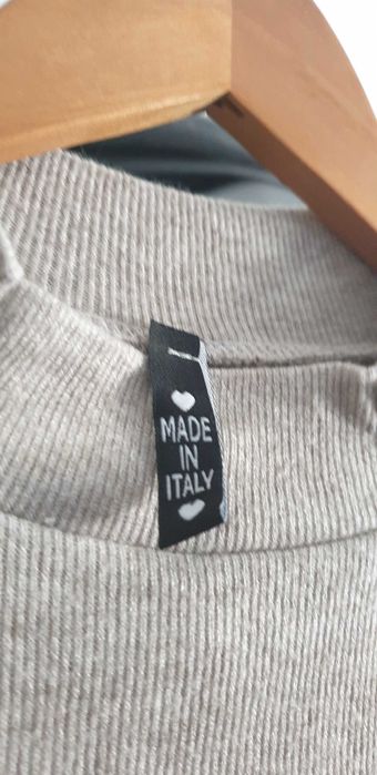 Malha canelada com detalhes dourados