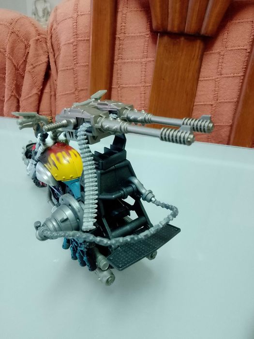 Moto e boneco antigos mas como novos