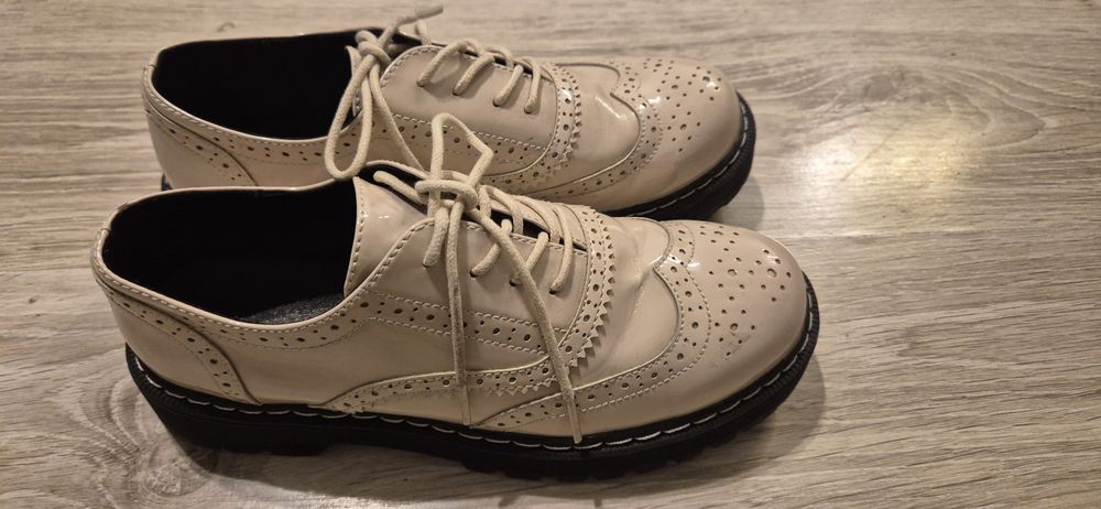 Eleganckie półbuty buty kremowe DeeZee rozmiar 37