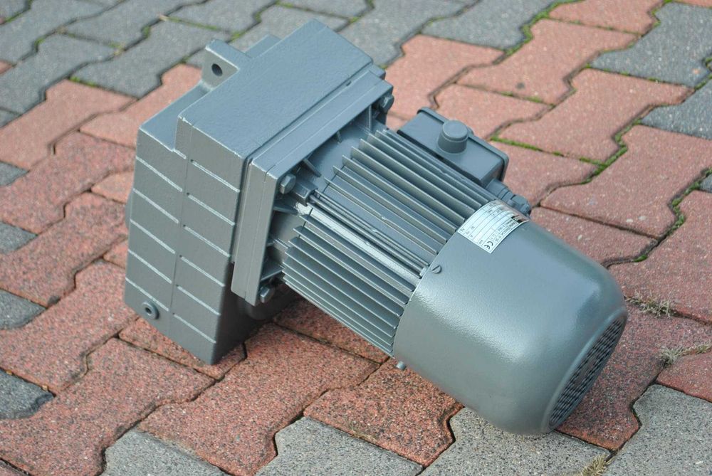 Motoreduktor 1.5kw. 200obr. z hamulcem. Firmy LENZE
