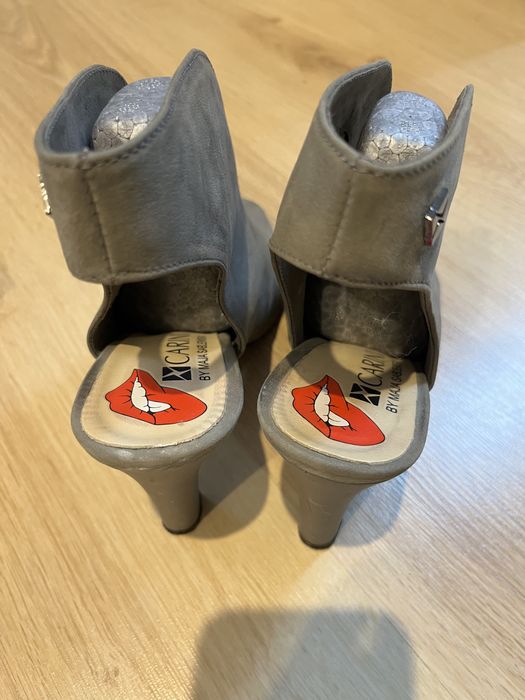 Markowe buty botki Carinii rozm.39 szare