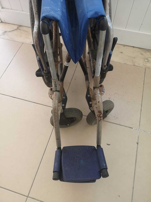 Cadeira de rodas usada