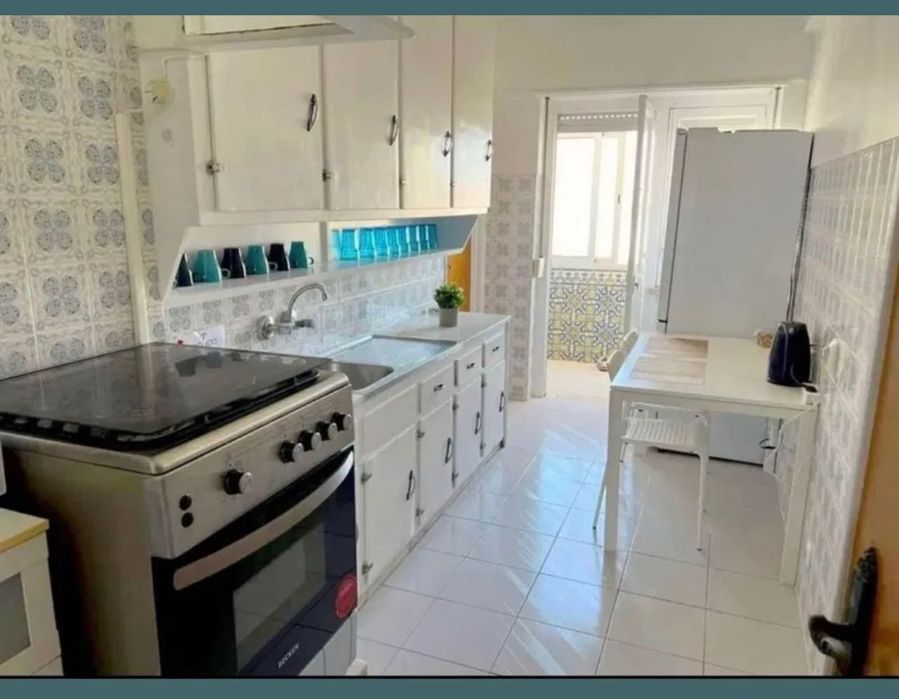 Quarto amplo e luminoso com varanda zona central Benfica