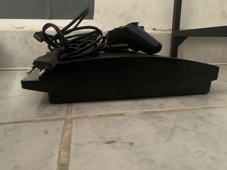 PS3 semi-nova com 1 comando e com cabos de ligação