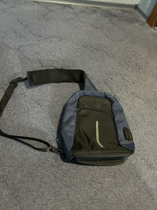 Рюкзак через плече